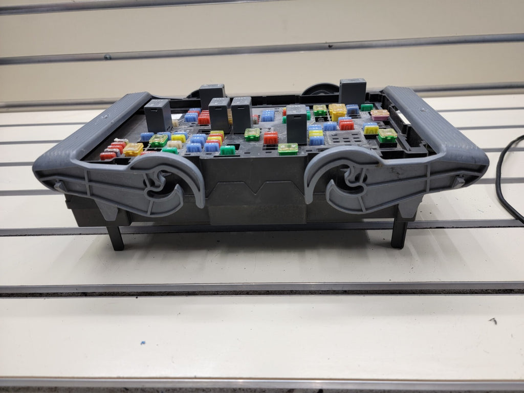 🔥 2007-2009 Tahoe Suburban Yukon Fuse Box Module A215 gray grey
