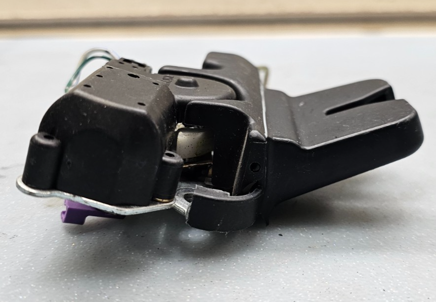 🔥02-06 Camry Luggage Compartment Deck Power Release Door Lock Latch Actuator