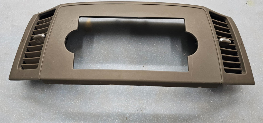 🔥05-07 Grand Cherokee Center Dash AM FM RADIO STEREO TRIM BEZEL PANEL Gray B30