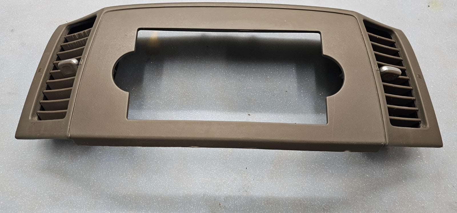 🔥05-07 Grand Cherokee Center Dash AM FM RADIO STEREO TRIM BEZEL PANEL Gray B30