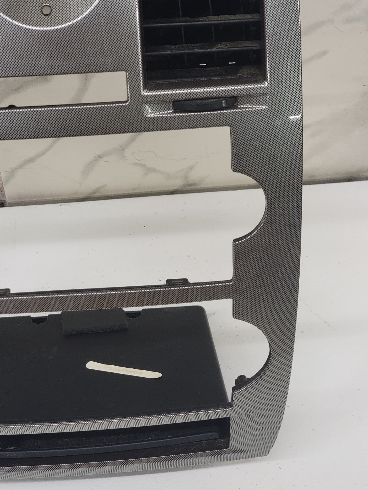 05-07 CHRYSLER 300 RADIO BEZEL CENTER AIR VENTS Storage CARBON SILVER B16