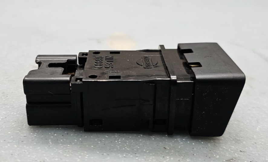 04-15 Armada Titan Hazard Emergency Warning Light Button Control Switch Assembly