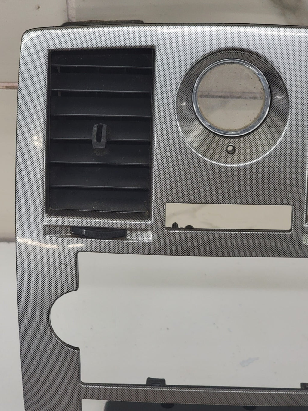 05-07 CHRYSLER 300 RADIO BEZEL CENTER AIR VENTS Storage CARBON SILVER B16