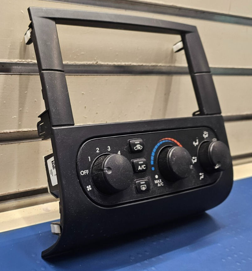 🔥04-08 MITSUBISHI GALANT CENTER DASH FM RADIO STEREO HEATER CLIMATE BEZEL BLACK