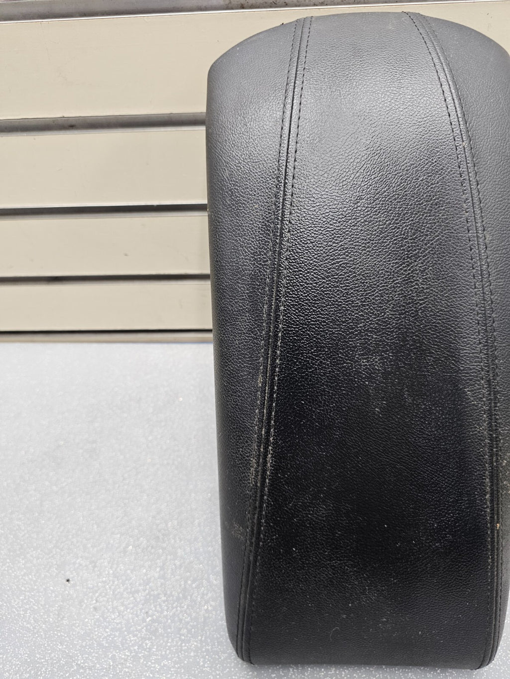 🔥11-14 HYUNDAI SONATA FRONT CENTER CONSOLE ARM REST LID COVER TOP PAD Black OEM