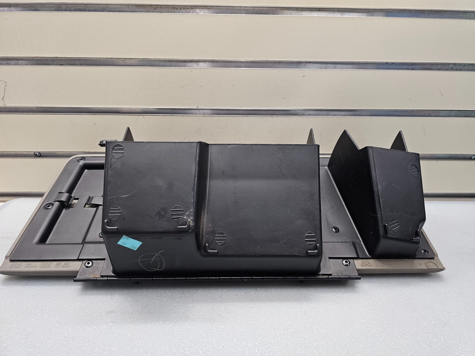 99-06SILVERADO SIERRA Dash GLOVE BOX Storage Compartment Door Assembly LT GRAYG3