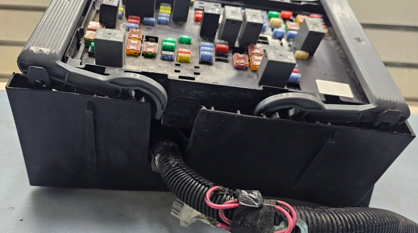 🔥10-13 Chevy Silverado GMC Sierra Fuse Box Relay Junction Power Module Unit OEM
