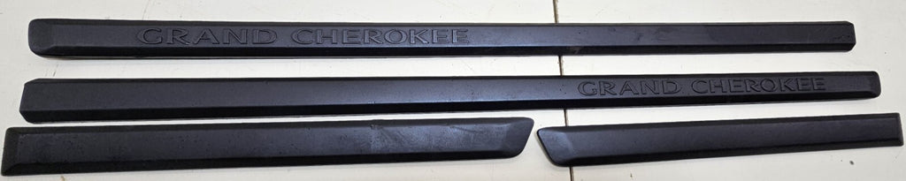 🔥05-10 Jeep Grand Cherokee Driver Passenger Door Trim Molding Panel Black OEM