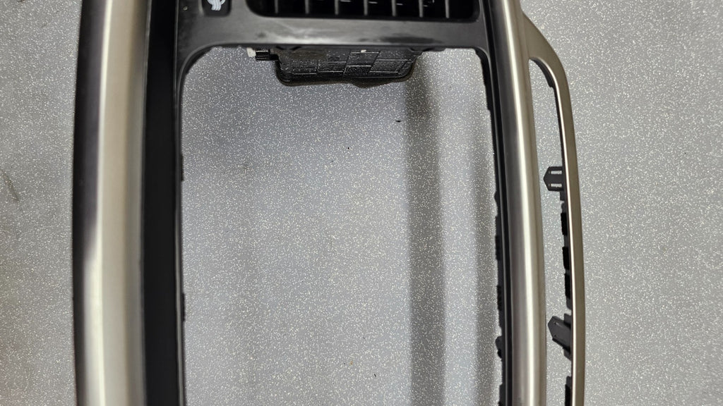 🔥16-18 KIA SORENTO RADIO CENTER DASH SURROUND BEZEL TRIM VENTS Assembly Silver