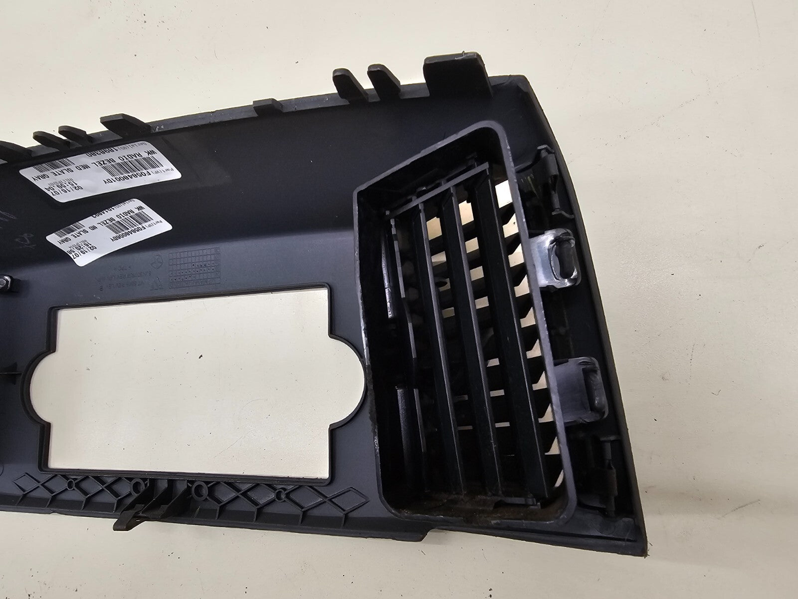 05-07 Jeep Grand Cherokee Center Radio Dash Bezel Trim Panel Surround Balck B30
