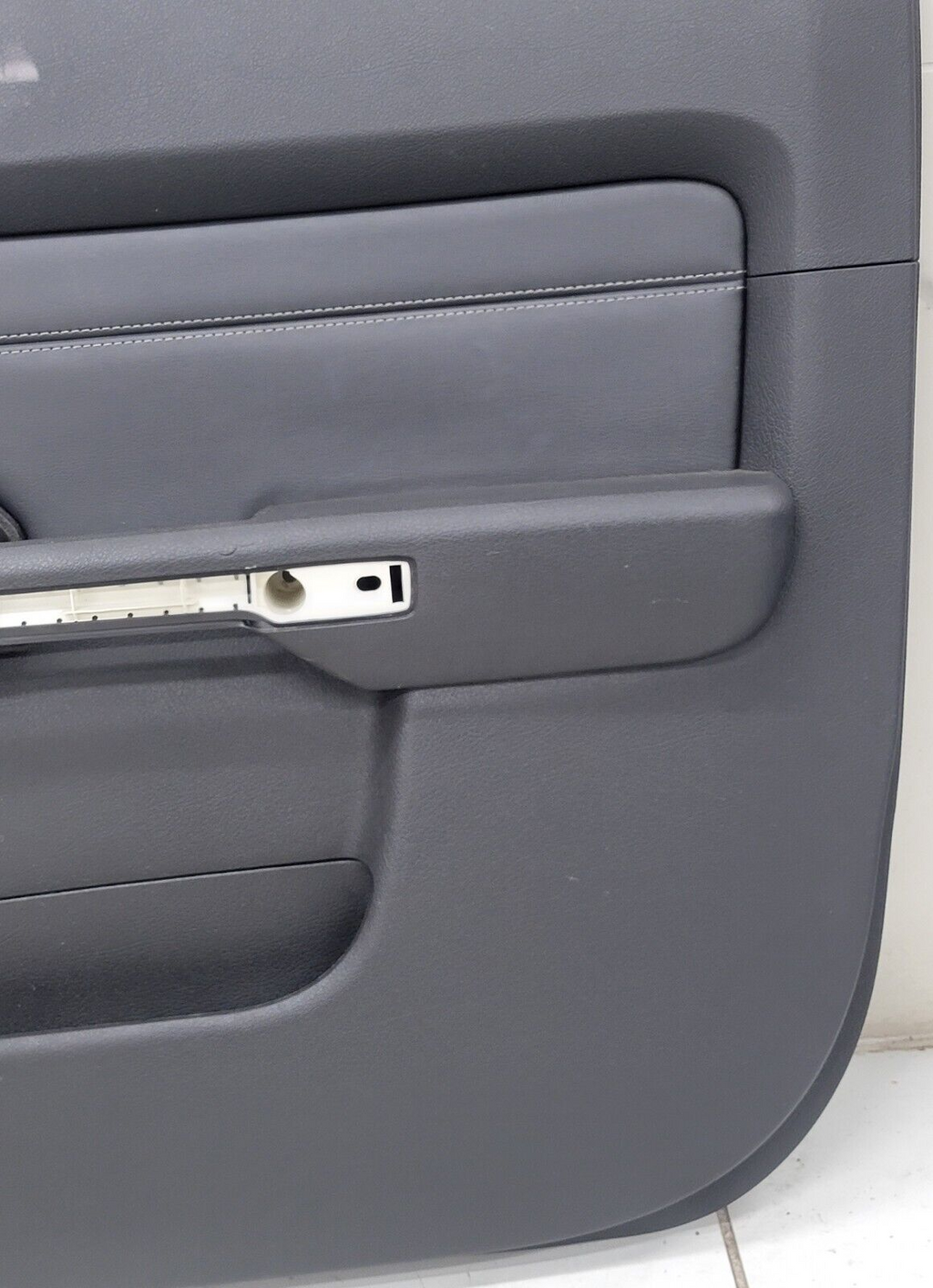 06-10 HUMMER H3 PASSENGER RIGHT FRONT DOOR TRIM PANEL DARK GRAY OEM