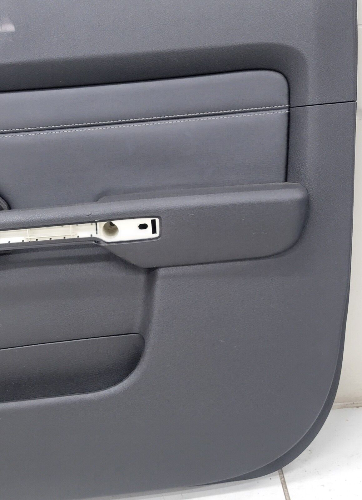 06-10 HUMMER H3 PASSENGER RIGHT FRONT DOOR TRIM PANEL DARK GRAY OEM