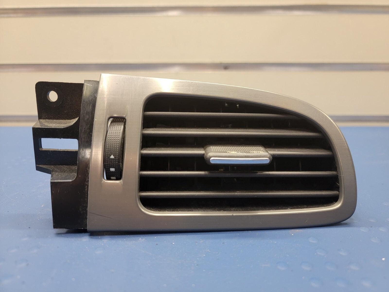 07-13 Suburban TAHOE YUKON Dash A/C Air Vent Front RIGHT Metal SILVER VT16
