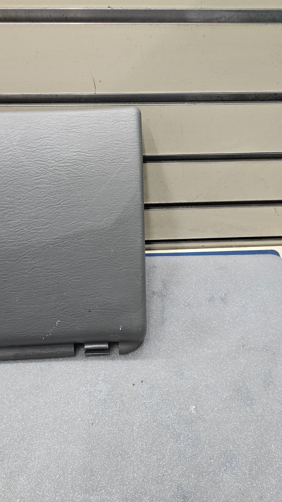 🔥01-07 CARAVAN TOWN COUNTRY VOYAGER DASH GLOVE BOX COMPARTMENT ASSEMBLY GRAY