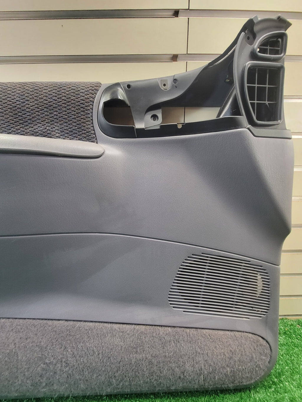 🔥96 - 00 CARAVAN VOYAGER TOWN & COUNTRY LEFT FRONT DOOR PANEL GRAY