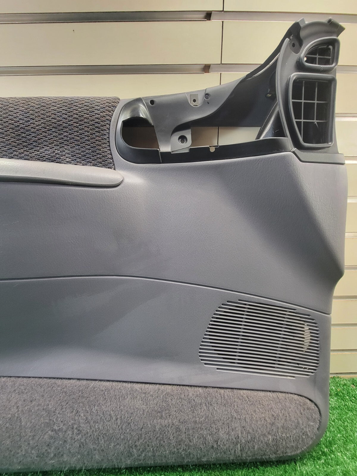 🔥96 - 00 CARAVAN VOYAGER TOWN & COUNTRY LEFT FRONT DOOR PANEL GRAY