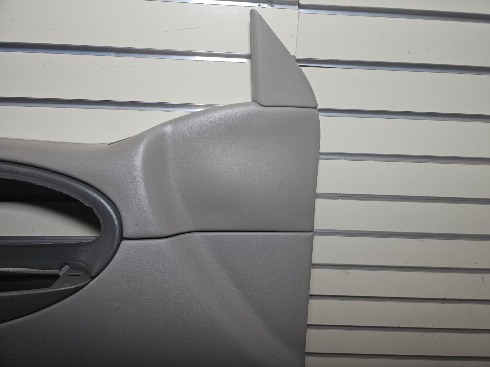 🔥02-09 CHEVY TRAILBLAZER Door Panel  Front LEFT Driver Arm Rest LIGHT GRAY D8