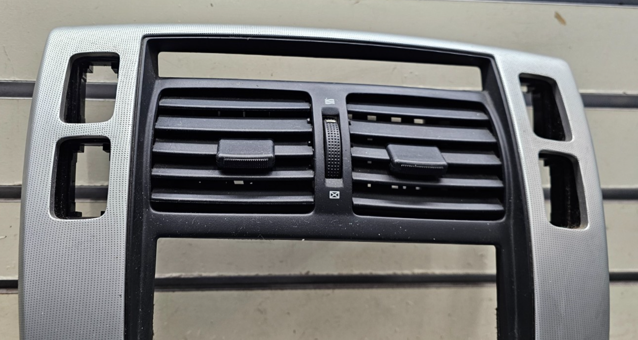 05-09 Tucson Dash Front Radio Audio Stereo Climate Trim Panel Bezel Silver/Black