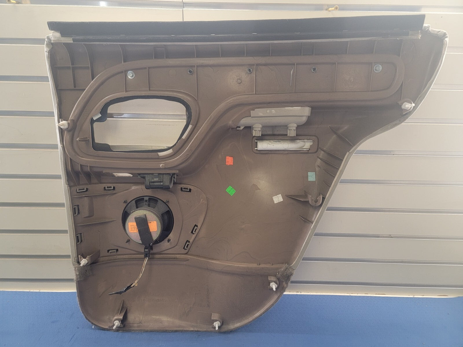 🔥1995-1999 Chevrolet GMC Silverado escalade DOOR PANEL Rear left Auto TAN  D2