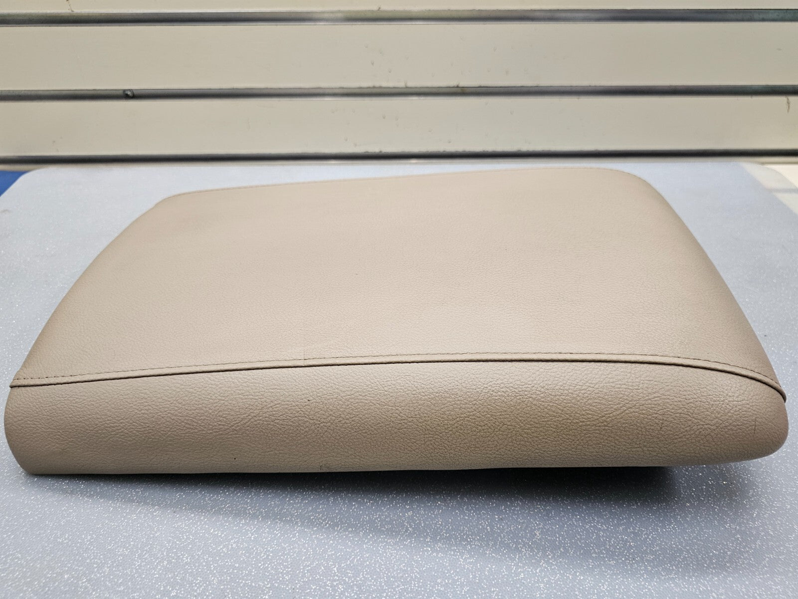 03-06 EXPEDITION Center Console Arm Rest Storage Cover Top Pad Lid Assembly Tan
