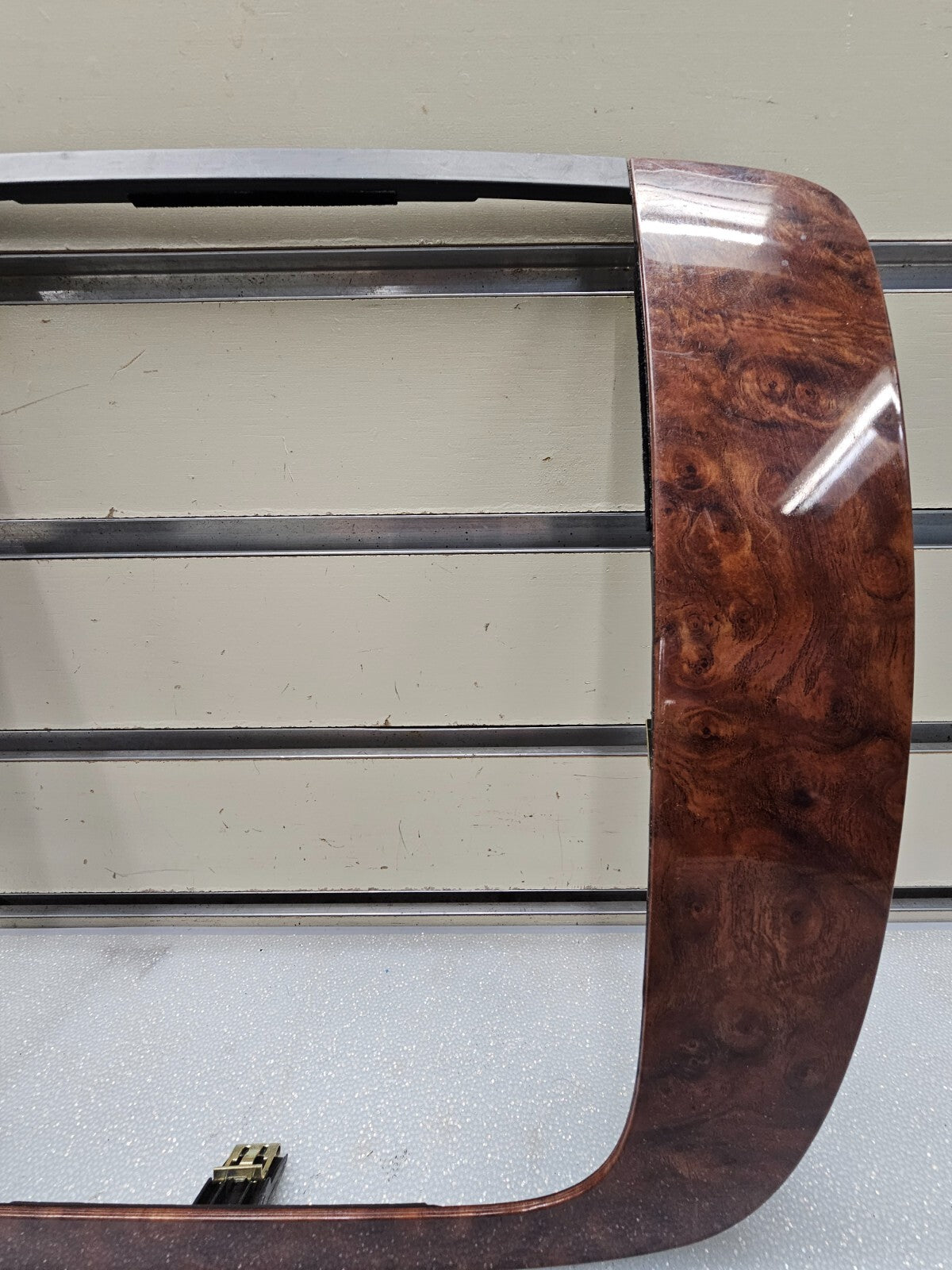 07-13 CHEVY SUBURBAN TAHOE YUKON CENTER DASH RADIO BEZEL TRIM WOODGRAIN ASSEMBLY