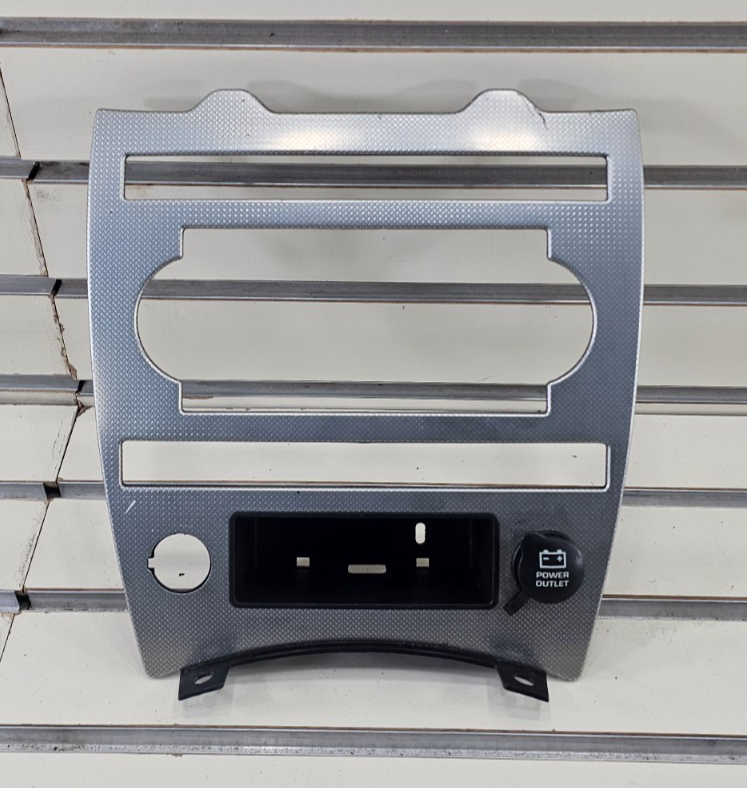 🔥05-07 JEEP GRAND CHEROKEE DASH PANEL RADIO SURROUND TRIM BEZEL SILVER OEM B70