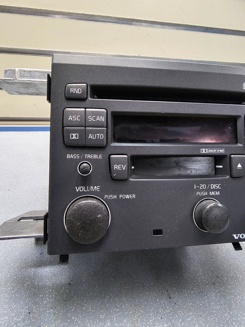 01-05 VOLVO S60 DASH AM FM RADIO RECEIVER AUDIO HEAD UNIT CASETTE CD PLAYER OEM