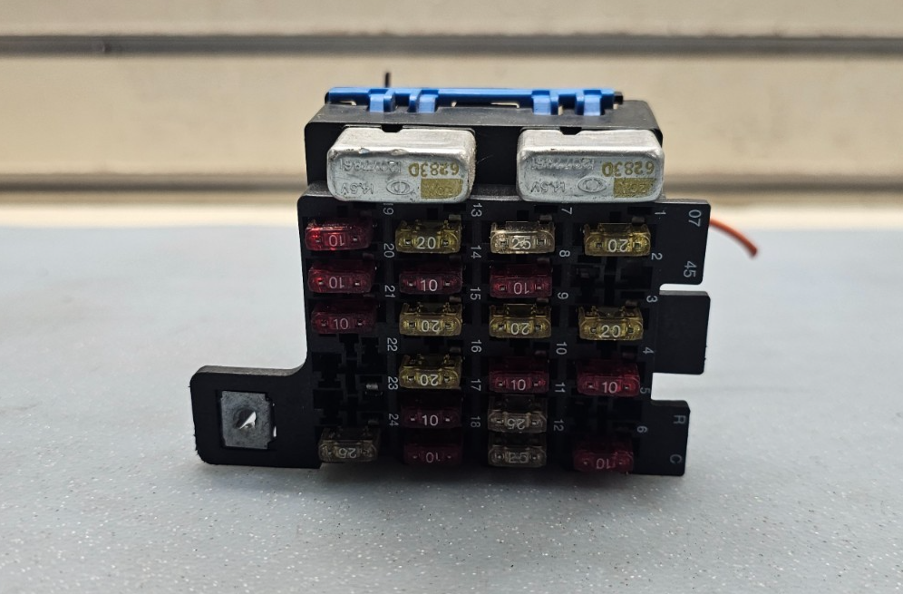 🔥95-00  Silverado Sierra Tahoe yukon Cabin Fuse Box Relay Junction Block Black