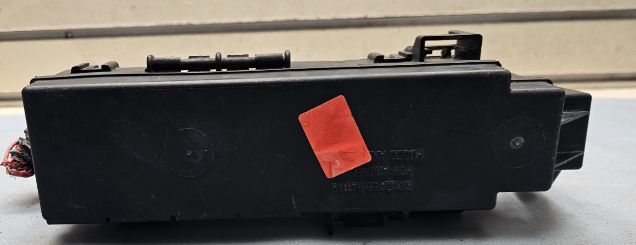 🔥2007 Jeep Liberty Under Hood Engine Relay Fuse Box Power Module Junction Block