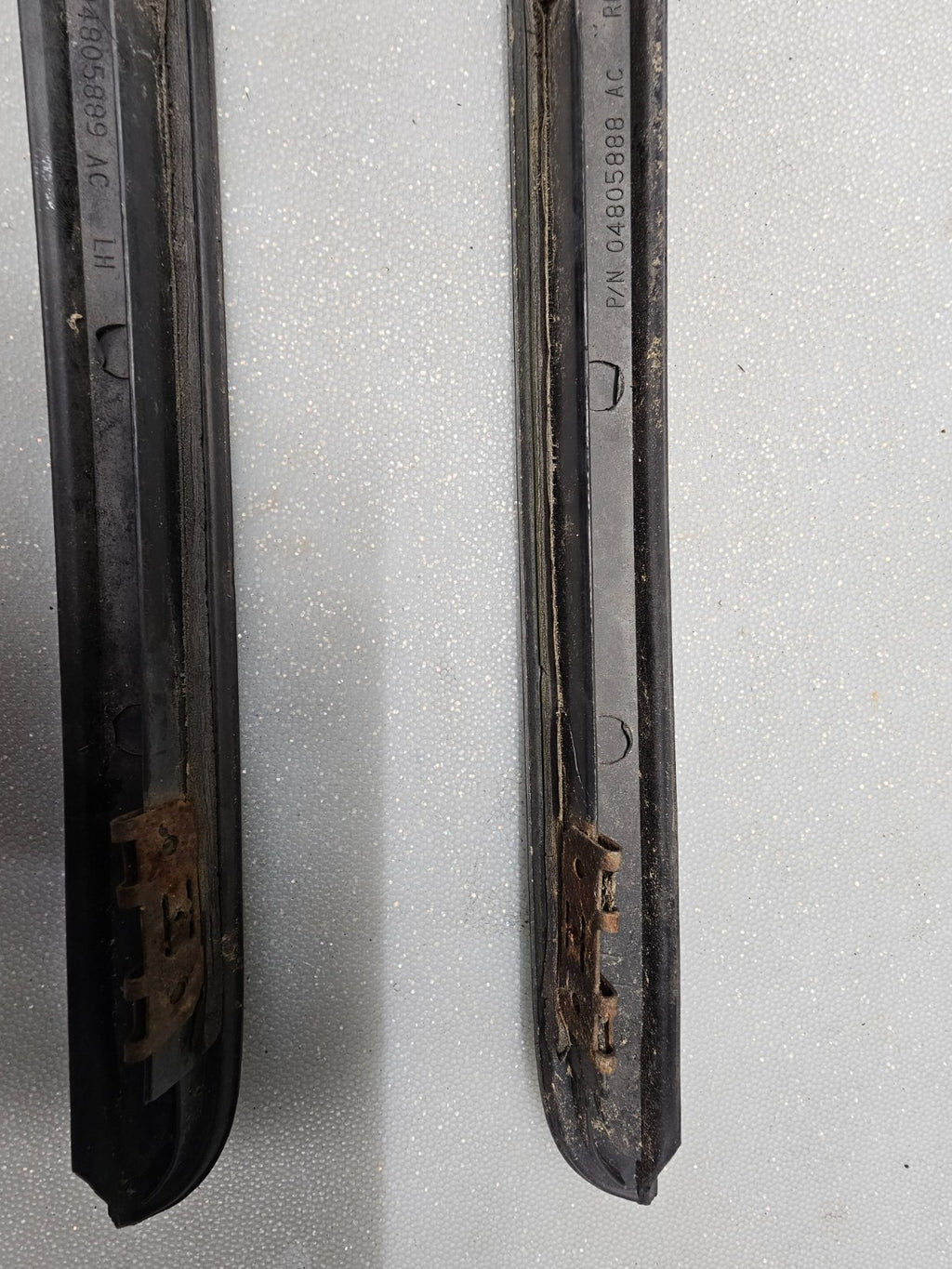 05-10CHRYSLER 300 CHARGER MAGNUM LEFT &RIGHT WINDSHIELD SRT8 SRT PILLAR MOLDING