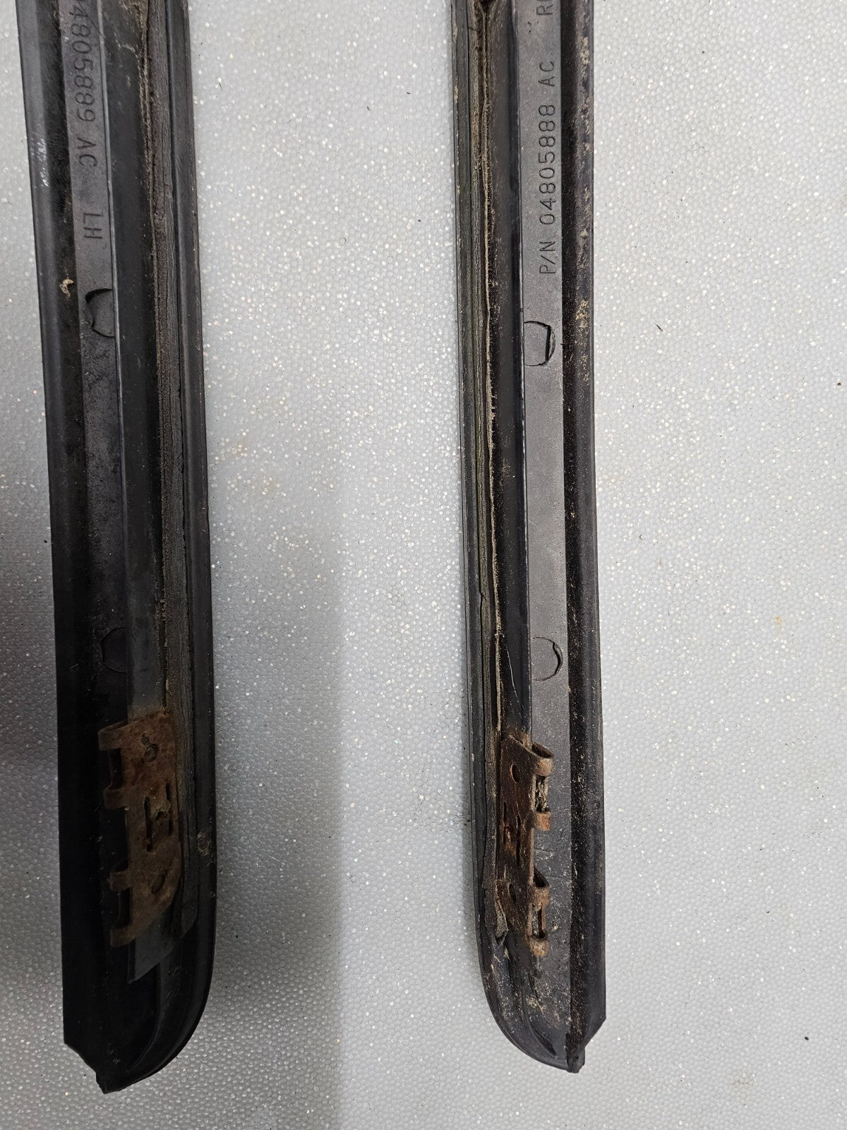 05-10CHRYSLER 300 CHARGER MAGNUM LEFT &RIGHT WINDSHIELD SRT8 SRT PILLAR MOLDING