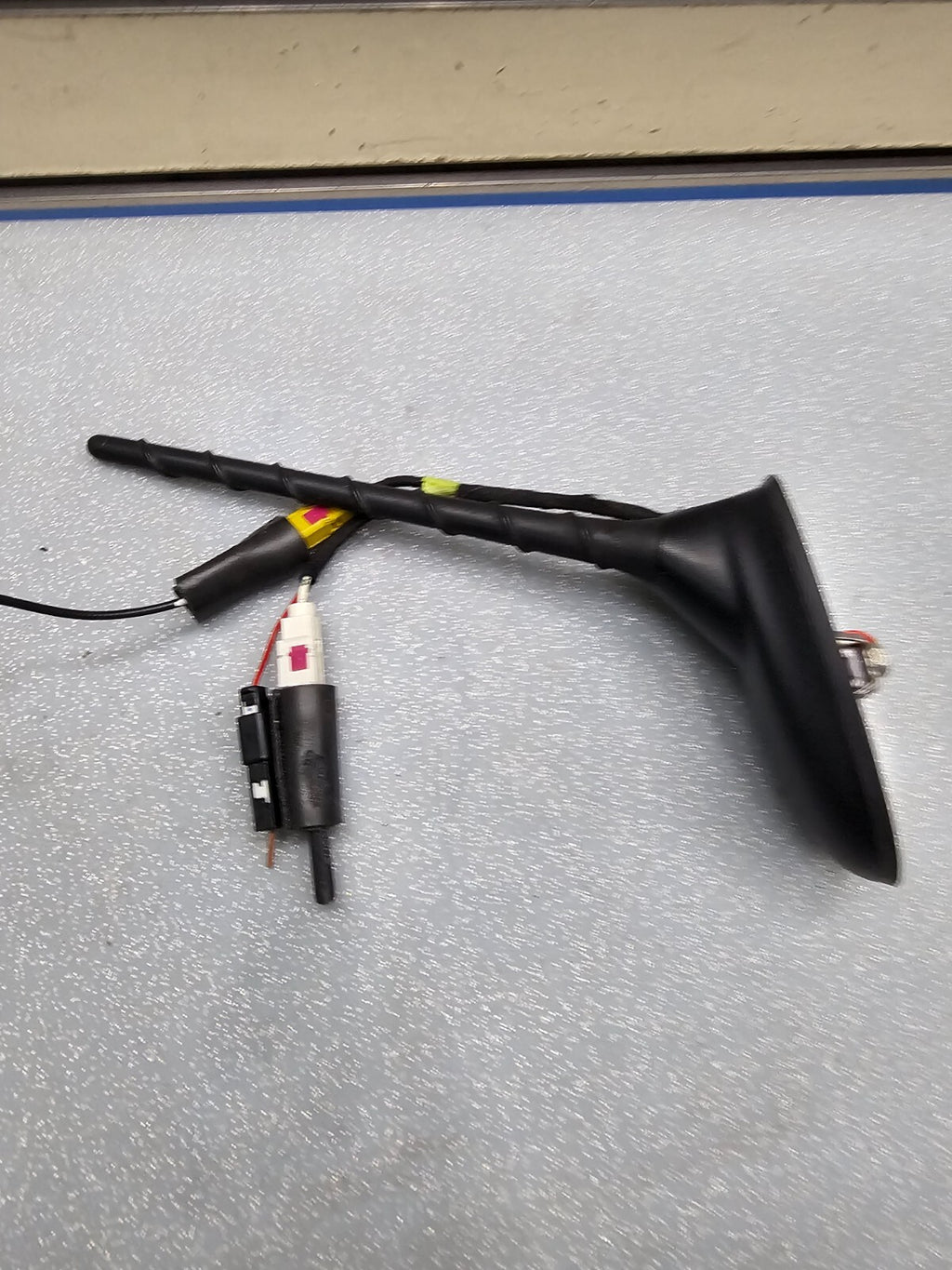 13-16 Dodge Dart 11-14 Avenger Durango Chrysler 200 Roof Top Radio Mount Antenna