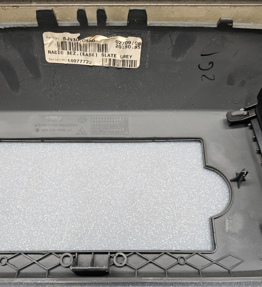 🔥05-07 Grand Cherokee Center Dash AM FM RADIO STEREO TRIM BEZEL PANEL GRAY B30