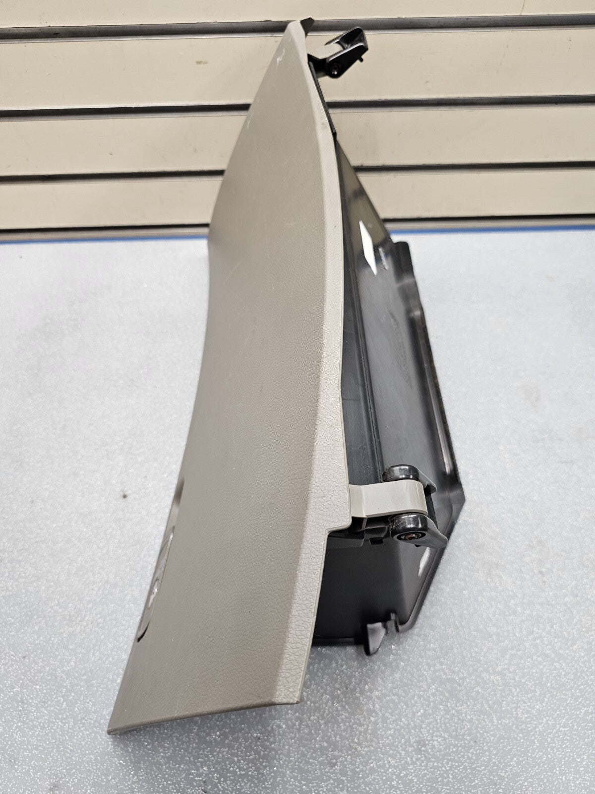 🔥07-09 ACURA RDX DASH GLOVE BOX STORAGE COMPARTMENT LID DOOR ASSEMBLY LT GRAY