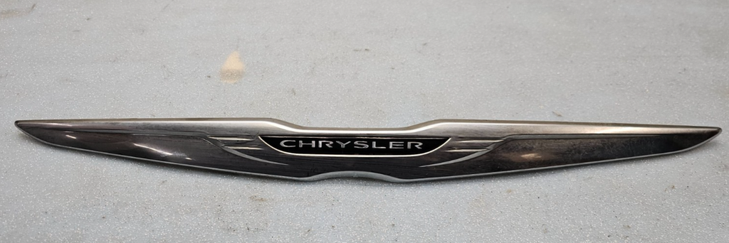 11-14 CHRYSLER 200 REAR TRUNK DECK DOOR EMBLEM BADGE LID NAMEPLATE LOGO MOLDING