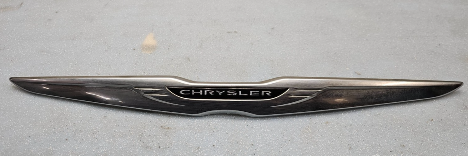 11-14 CHRYSLER 200 REAR TRUNK DECK DOOR EMBLEM BADGE LID NAMEPLATE LOGO MOLDING