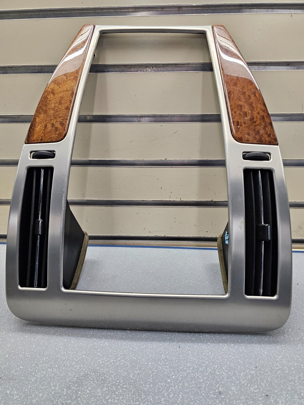 🔥08-11 CADILLAC STS CENTER DASH RADIO NAVIGATION TRIM SURROUND BEZEL SILVER
