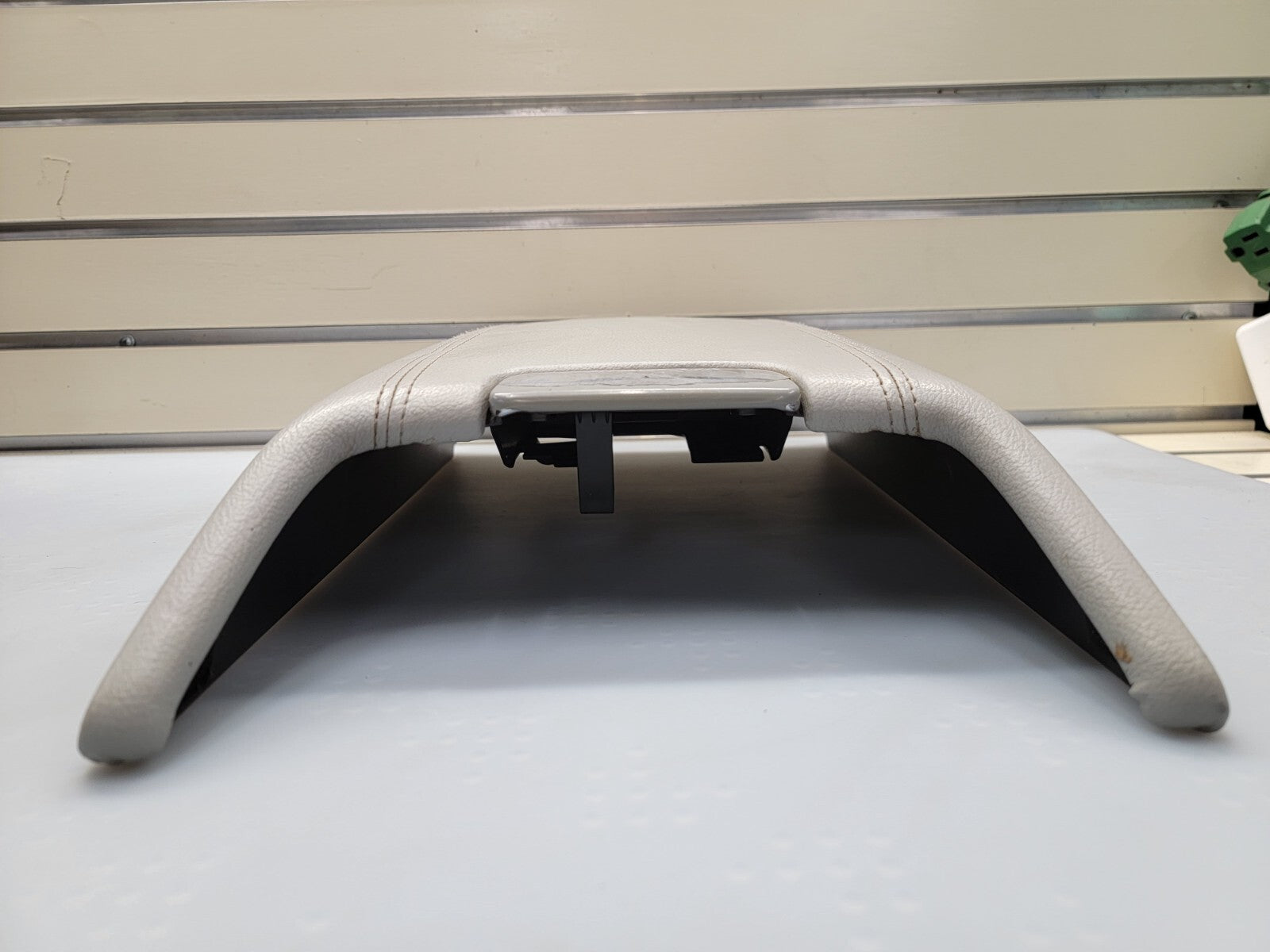 2003 - 2006 Lincoln Navigator Center Console Lid Armrest Dove Leather TAN L18