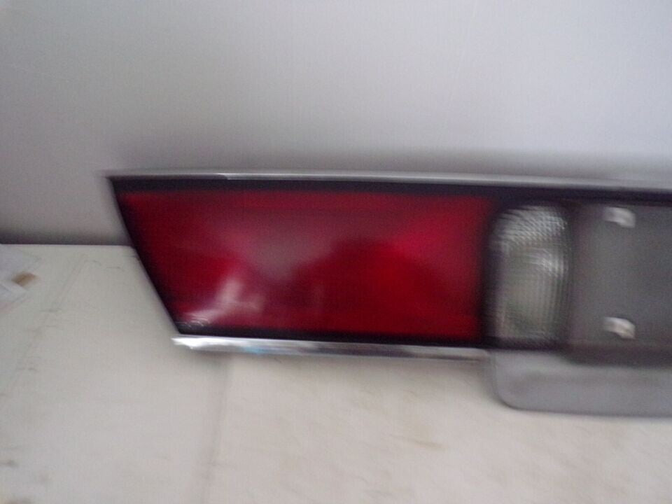🔥97-99 BUICK LESABRE TRUNK LID CENTER TAILLIGHT TAIL LAMP LICENSE PANEL
