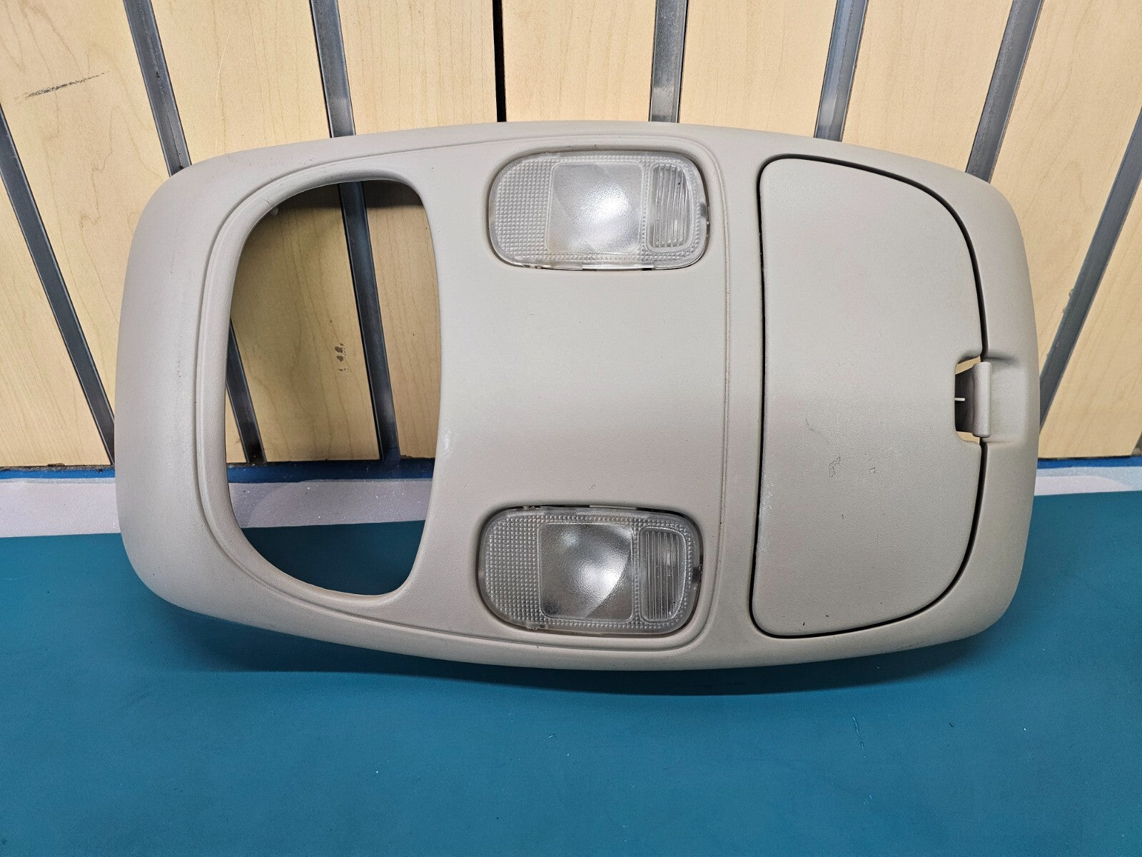 02-05 Dodge RAM Overhead Console DOME Light Roof Storage Compartment LT GRAY 05