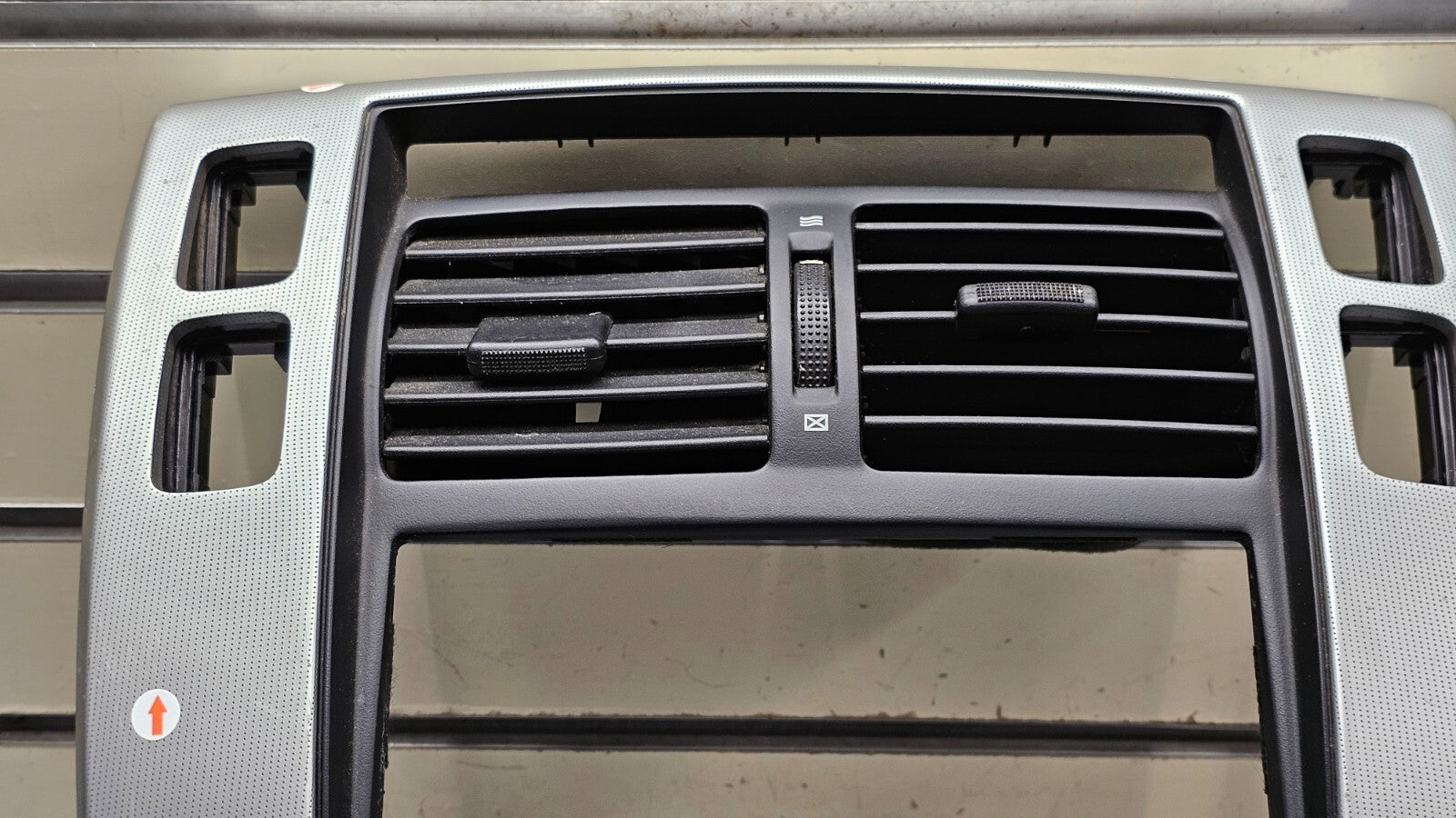 05-09 Tucson Dash Front Radio Audio Stereo Climate Trim Panel Bezel Silver/Black