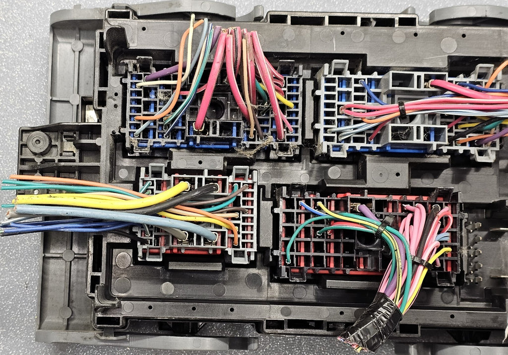 07-09 Suburban Yukon Engine Fuse Box Relay Body Control Module Integrated Power