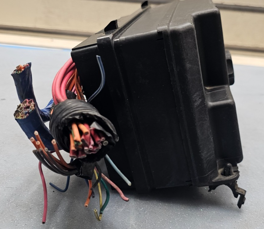 99-04 CENTURY REGAL FUSE BOX ENGINE 3.1L Accessory Wiring JUNCTION MODULE Block