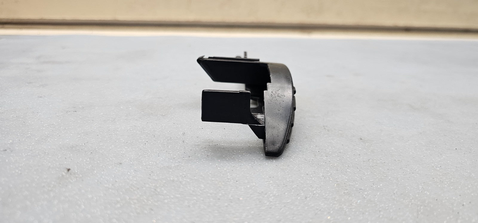 95-06 Silverado Sierra C/K 1500 2500 Center Console Jump Seat Lid Latch Assembly