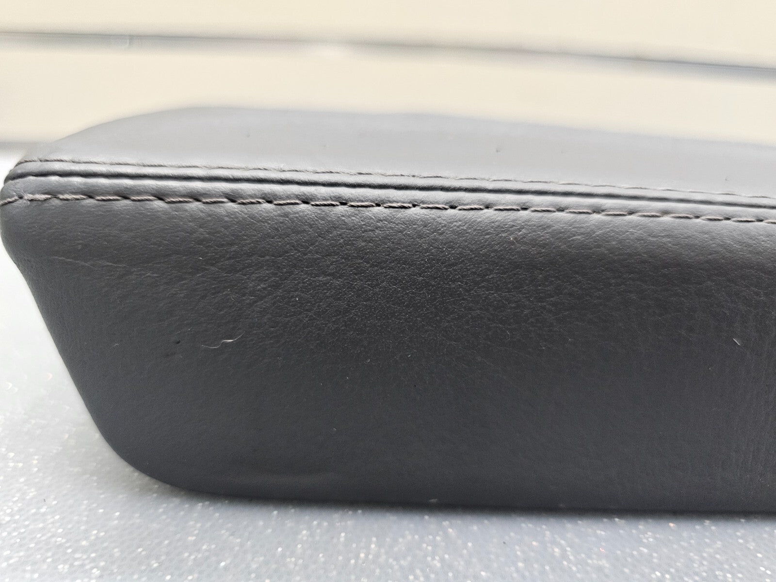 04-08 Acura TSX Center Console Lid Arm Rest Top Pad Cover Assembly Leather Black