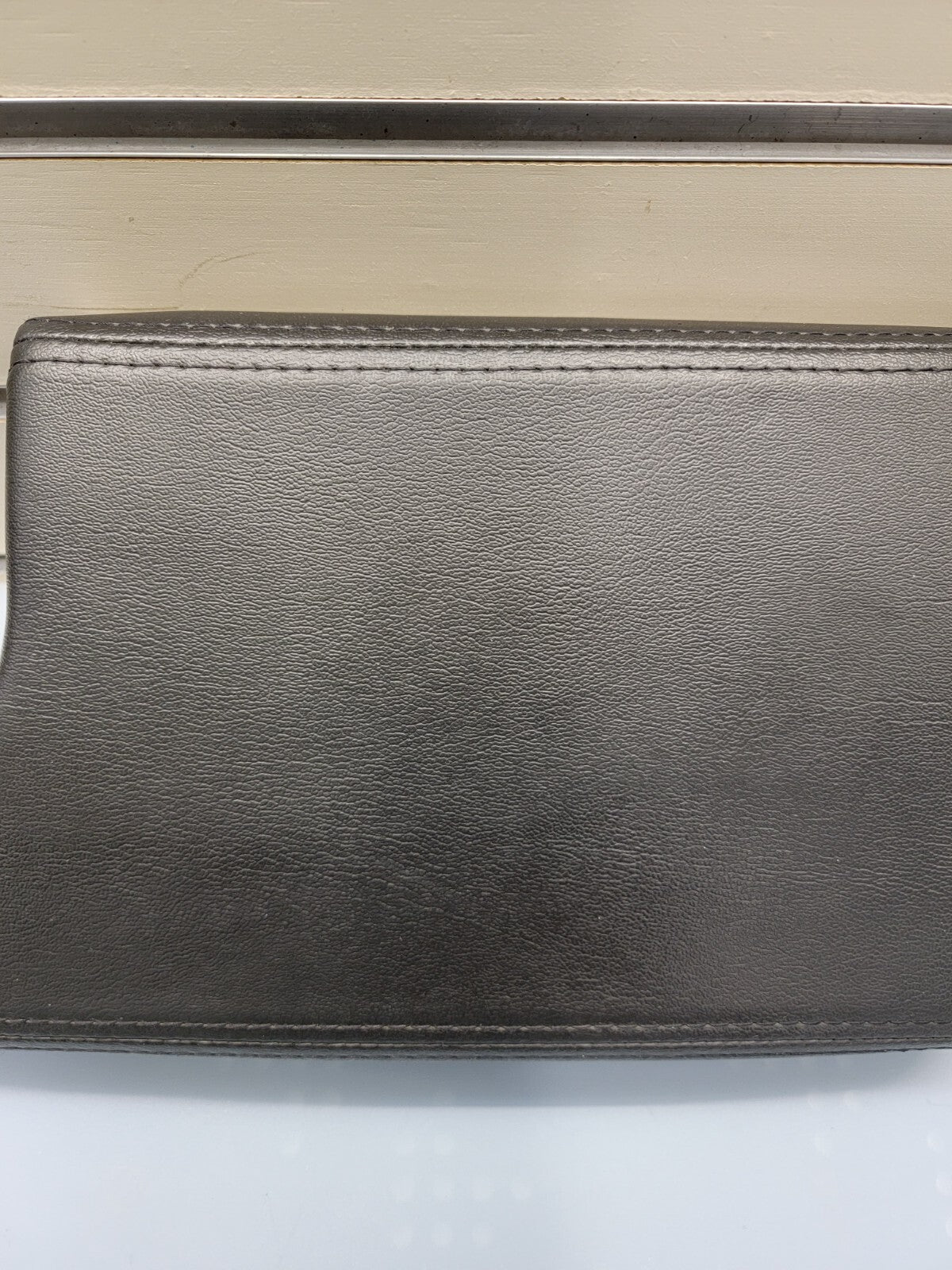 🔥04-08 PONTIAC GRAND PRIX Center Console Armrest Storage Cover Lid BLACK L10
