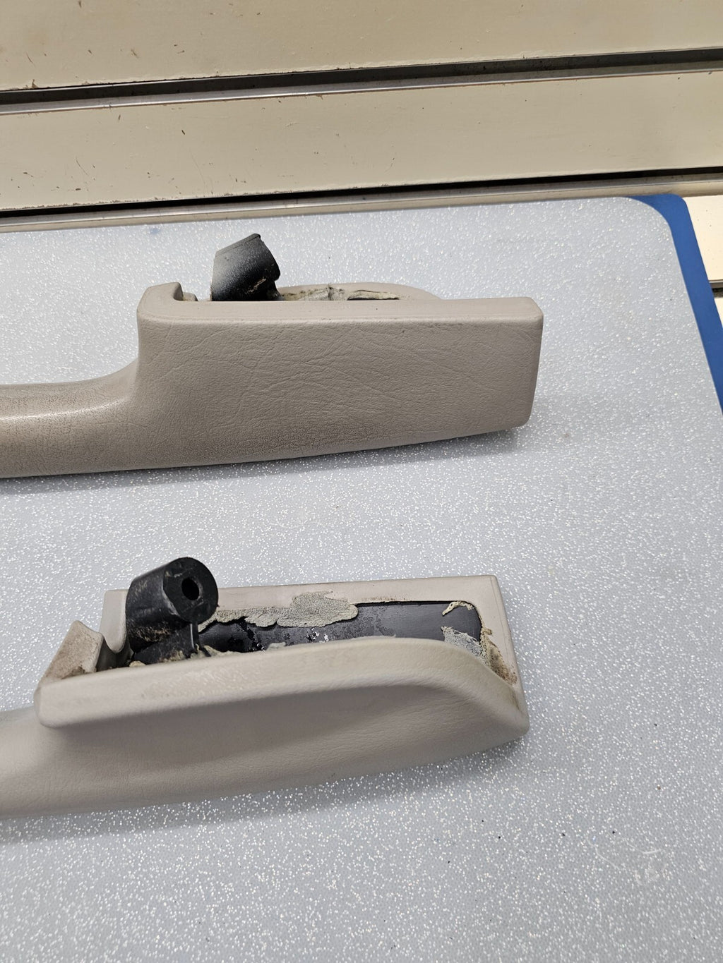 02-09 TRAILBLAZER Door Panel ARMREST Pull Handle LEFT/RIGHT Set 2 Light GRAY H4