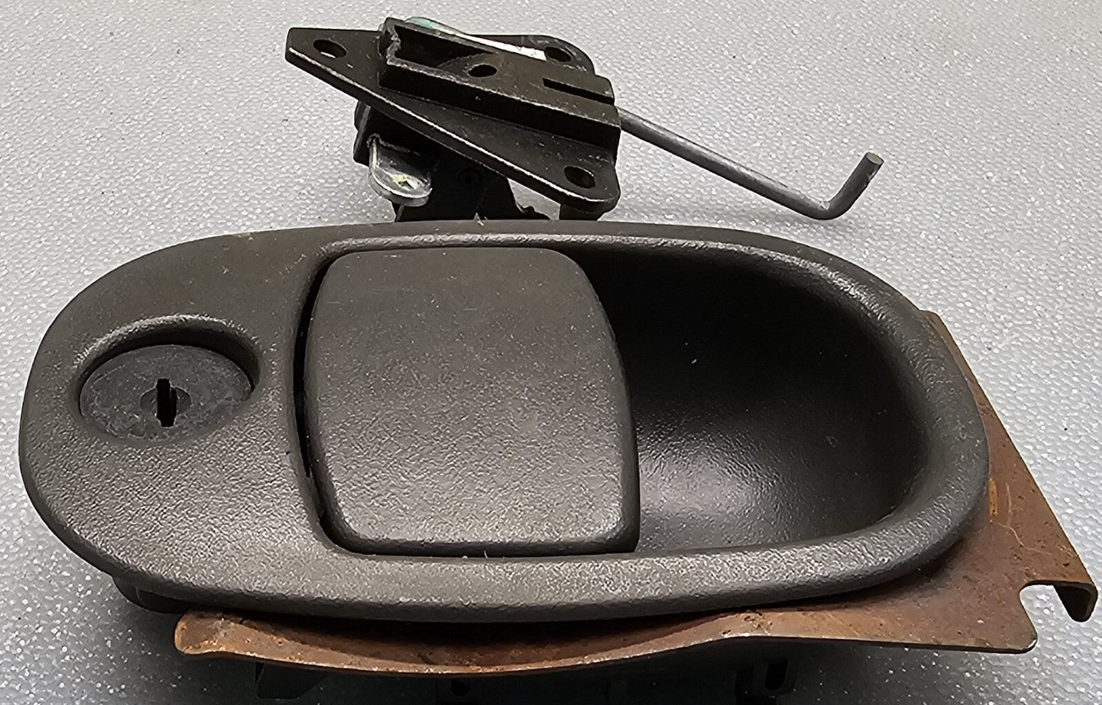 🔥02-05 TRAILBLAZER ENVOY RAINIER GLOVE BOX COMPARTMENT LATCH HANDLE DARK GRAY