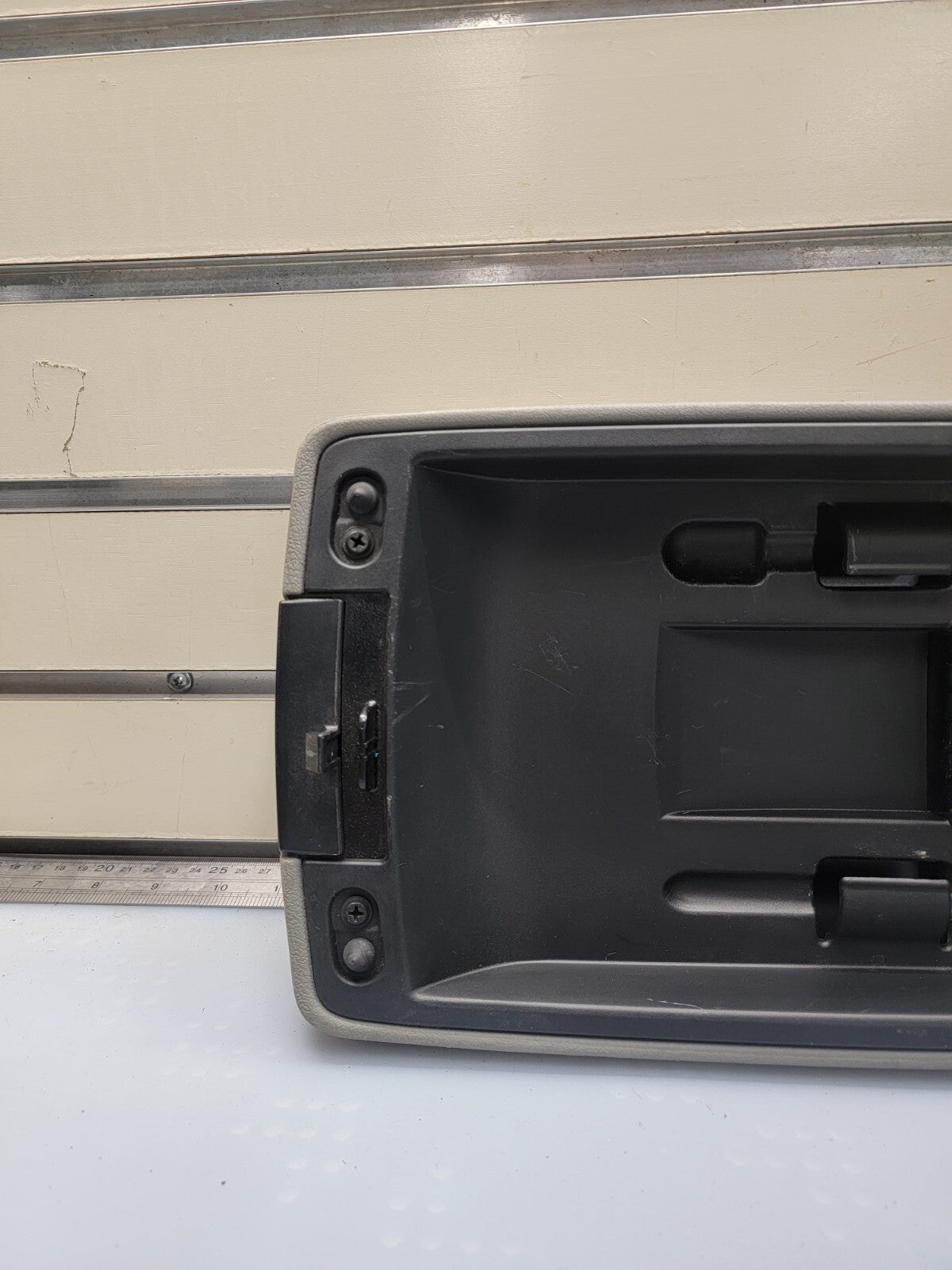 05-07 Chrysler 300 Dodge CHARGER Center Console ARMREST Lid Cover LIGHT GRAY L28