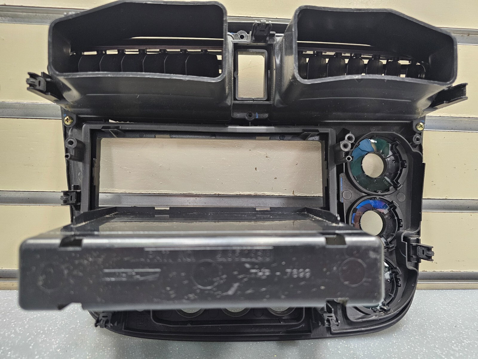 01-05 HONDA CIVIC DASH AM FM RADIO DISPLAY BEZEL CLIMATE CONTROL ASSEMBLY BLACK